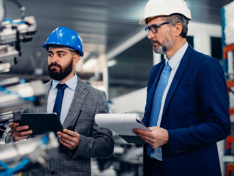 Ingegneri analizzano inefficienze di processo in ambiente industriale.